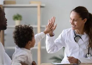 high five entre le médecin et l'enfant
