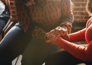 deux personnes se tenant la main
